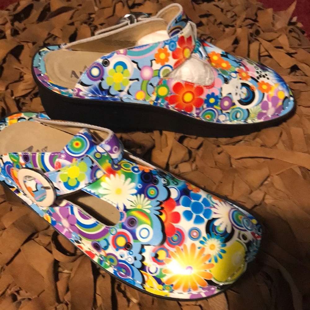 NWOT Algeria slides. Size 37